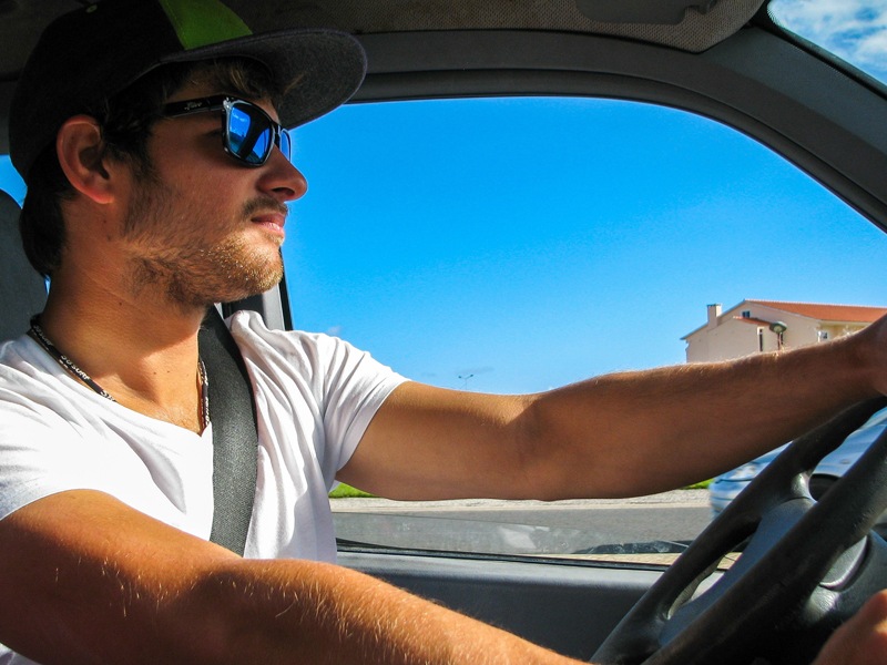 Mehr als nur ein schickes Accessoire: Autofahrer brauchen eine gute Sonnenbrille.