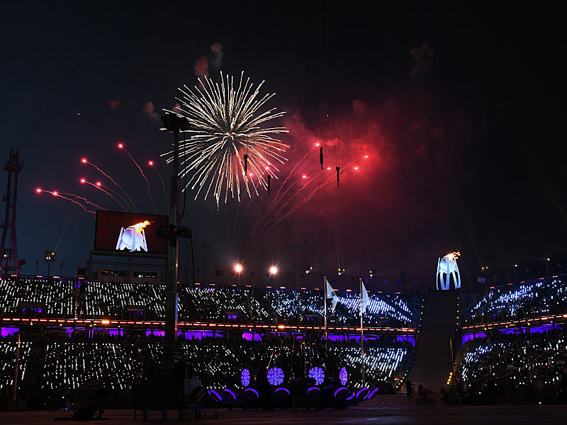Spektakul&#228;r: Flamme und Feuerwerk &#252;ber dem Olympiastadion in Pyeongchang.