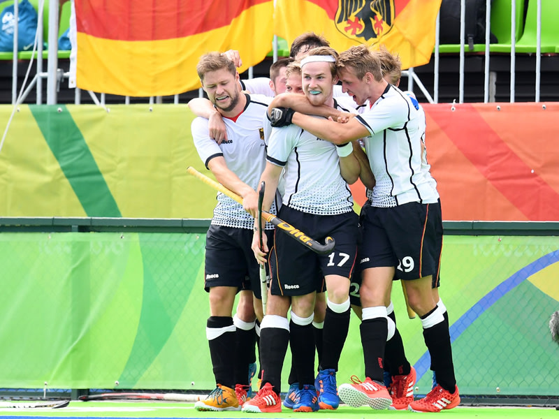 Die deutschen Hockey-Herren bejubeln ihren Last-Minute-Sieg gegen Indien.