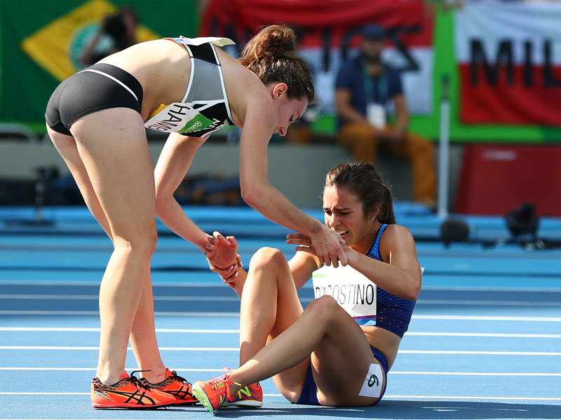 Fairplay statt Frust: Nikki Hamblin und Abbey D&apos;Agostino im 5000-Meter-Halbfinale.
