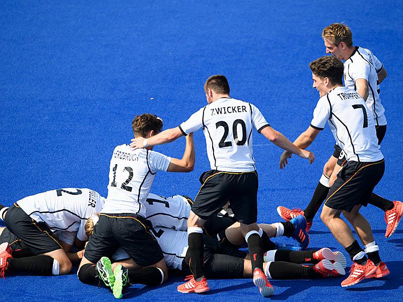 Nach dem gewonnenen Penalty-Shootout freut sich das deutsche Team &#252;ber die Bronze-Medaille.