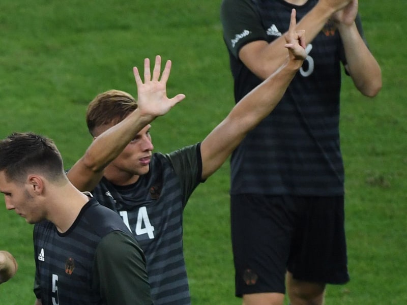 Zeigt den Brasilien-Fans sieben Finger: Robert Bauer.