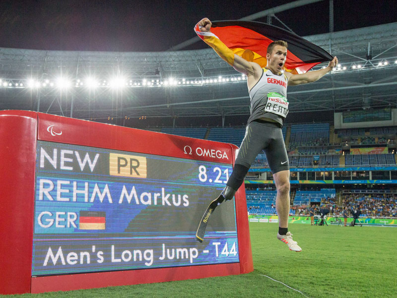Goldener Abschluss: Markus Rehm freut sich &#252;ber seinen paralympischen Rekord im Weitsprung.