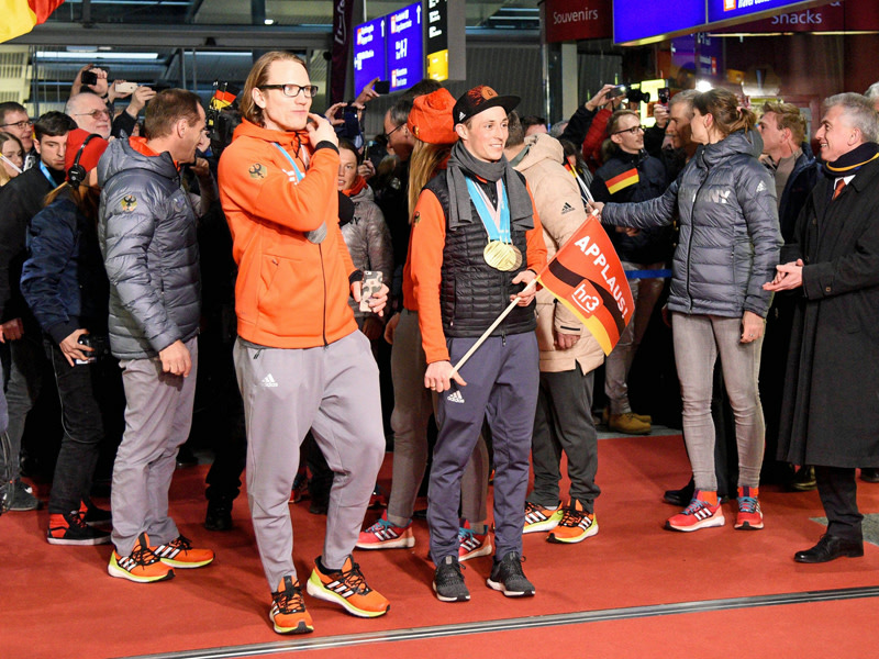 Empfang am Frankfurter Flughafen: Die deutschen Olympia-Athleten sind zur&#252;ck - auch das Eishockey-Team.