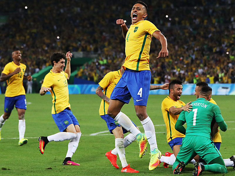 Das perfekte Drehbuch: Neymar (re.) verwandelte den entscheidenden Elfmeter f&#252;r Brasilien gegen das DFB-Team, Marquinhos startet die Party.
