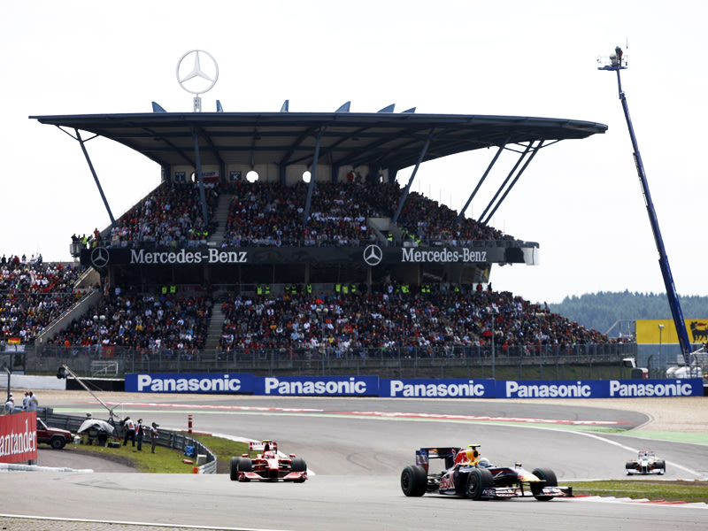 Wahrzeichen am N&#252;rburgring: Die Mercedes-Trib&#252;ne, hier passiert von Sebastian Vettel und Kimi R&#228;ikk&#246;nen.