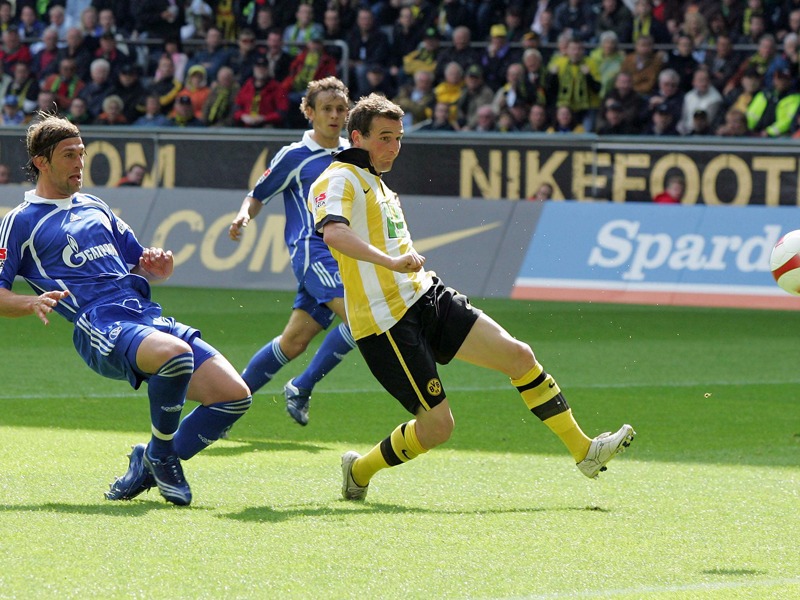 Da kamen zwei Schalker Verteidiger entscheidend zu sp&#228;t: BVB-Torj&#228;ger Alexander Frei trifft im Mai 2007 zum 1:0.