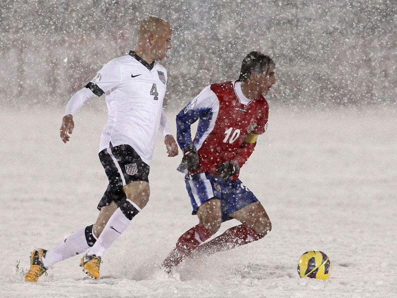 Ruiz mit Michael Bradley im Schnee