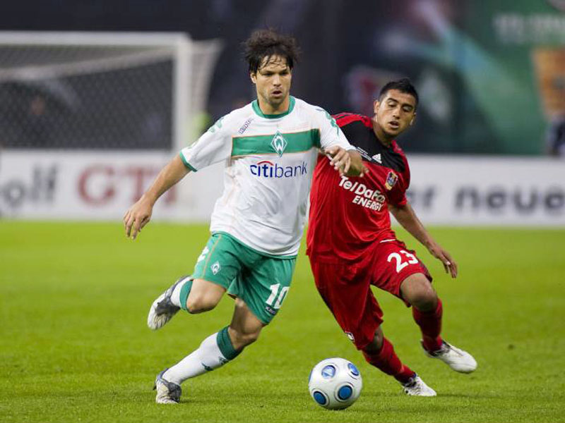 S&#252;damerikanisches Duell in Berlin: Vidal (re.) gegen Werders Brasilianer Diego.