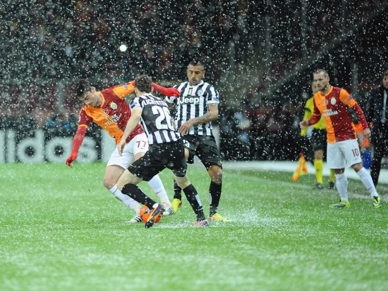 Nicht sein Wetter: Vidal scheiterte mit Juve im Schneetreiben von Istanbul.