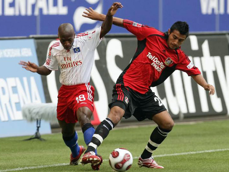 Bundesliga-Permiere in Hamburg: Leverkusens Neuzugang Arturo Vidal (re.).