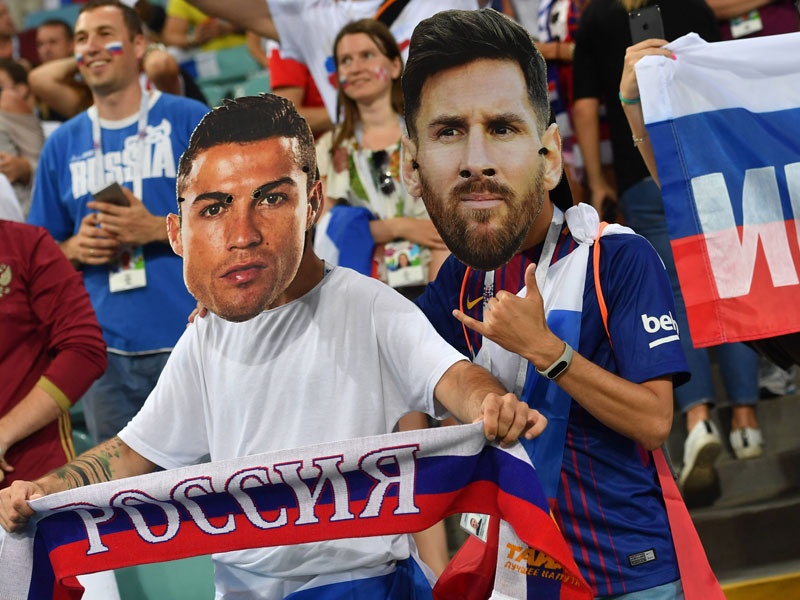 Fans mit Masken von Cristiano Ronaldo und Lionel Messi