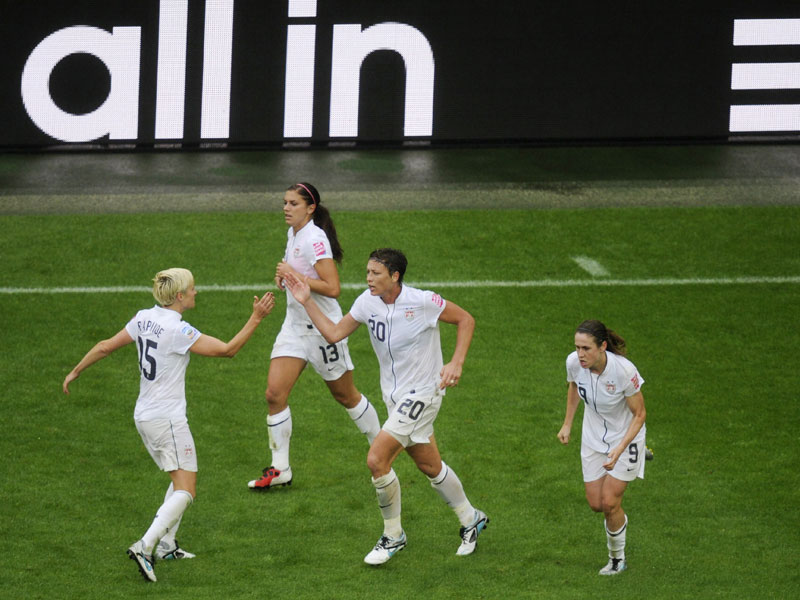 Abby Wambach (2.v.re.) feiert das 2:1