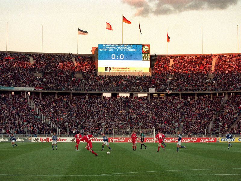 Unter Trainer J&#252;rgen R&#246;ber gelingt dem Verein nach sechs Jahren in der tristen Zweitklassigkeit der Aufstieg in die Bundesliga. Das Spiel gegen den Mitaufsteiger 1. FC Kaiserslautern am 7. April 1997 (2:0), bei dem 75.000 Zuschauer ins Olympiastadion str&#246;men, gilt als Erweckungserlebnis. Berlin zeigt, dass es Hunger hat auf gro&#223;en Fu&#223;ball. Und Hertha zeigt, dass es diesen Hunger stillen kann.