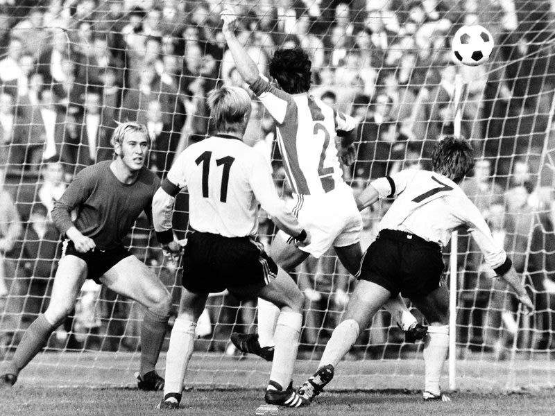 Gegen Borussia Dortmund gewinnt Hertha im Olympiastadion mit 9:1 - bis heute Herthas h&#246;chster Bundesligasieg. Am Saisonende wird die Mannschaft Dritter und wiederholt diese Platzierung 1970/71.
