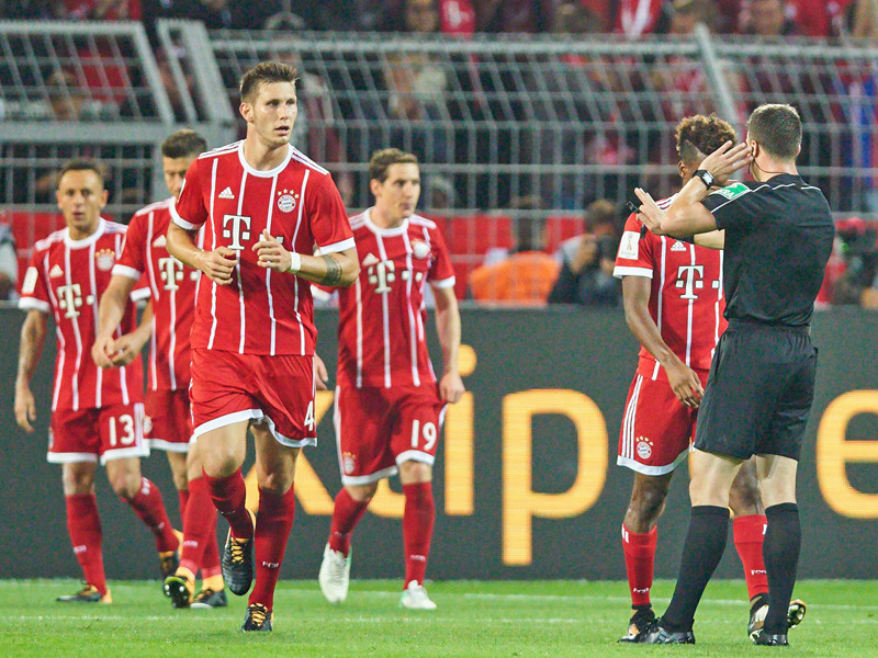 Der Video-Assistent beim Supercup zwischen Borussia Dortmund und Bayern M&#252;nchen greift in der 18. Minute ein, nachdem Robert Lewandowski das vermeintliche 1:1 erzielt hat. Joshua Kimmich hatte zuvor vermeintlich im Abseits gestanden. Tobias Stieler sagt Schiedsrichter Felix Zwayer an: kein Abseits, korrekte Entscheidung! Sie bleibt dennoch umstritten.