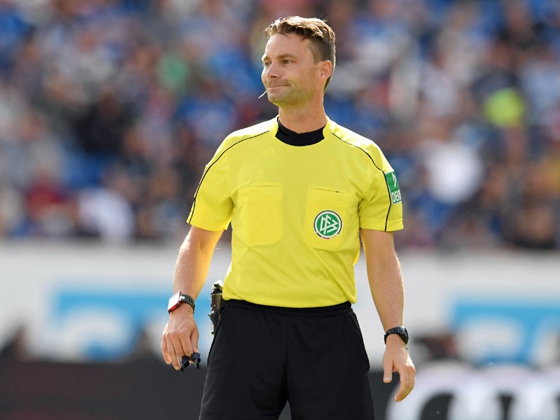 Am ersten Spieltag kommt es zu gravierenden technischen Problemen. Der Video-Assistent kann in Hoffenheim (Bild: Schiedsrichter Guido Winkmann, Pfiff Hoffenheim gegen Bremen), Hamburg und Berlin zun&#228;chst nicht eingesetzt werden, weil keine Kommunikation zwischen Schiedsrichtern und dem Kontrollzentrum in K&#246;ln m&#246;glich ist. Der technische Dienstleister Hawkeye wird von der Deutschen Fu&#223;ball Liga (DFL) zum Rapport bestellt. Bei allen Spielen k&#246;nnen bei Abseits-Entscheidungen keine kalibrierten Linien erstellt werden - auch nicht an den folgenden Spieltagen.