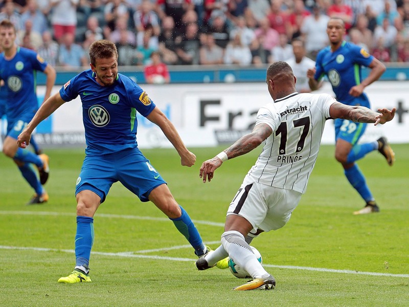 Zuerst entscheidet Schiedsrichter Benjamin Cortus auf Elfmeter, nachdem Wolfsburgs Ignacio Camacho Frankfurts Kevin-Prince Boateng im Strafraum erwischt hatte. Nach der Sichtung durch den Videoassistenten entscheidet Cortus aber auf eine vorangegangene Abseitsstellung von Boateng. Korrekte Entscheidung! Die Eintracht verlor am Ende mit 0:1. 