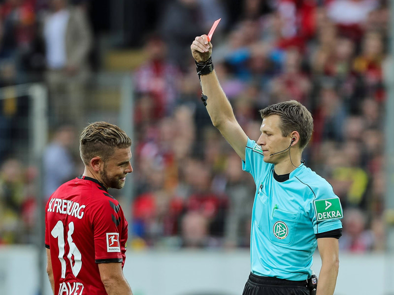 Nach einem r&#252;den Foul von Yoric Ravet an Borussia Dortmunds Kapit&#228;n Marcel Schmelzer zeigt Schiedsrichter Benjamin Cortus zun&#228;chst die Gelbe Karte, der Video-Assistent korrigiert ihn auf Rot. Ravet wird f&#252;r vier Spiele gesperrt. Die Partie zwischen Freiburg und Dortmund am 3. Spieltag endete torlos. 