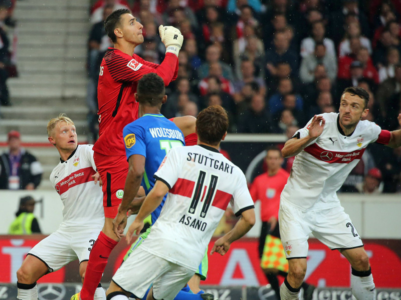 Christian Gentner wird bei Stuttgarts 1:0-Sieg vom Wolfsburger Torh&#252;ter Koen Casteels am 4. Spieltag brutal abger&#228;umt und bleibt ohnm&#228;chtig liegen. Der 32-J&#228;hrige erleidet Br&#252;che des unteren und seitlichen Augenh&#246;hlenbodens, des Nasenbeins und des Oberkiefers. Schiedsrichter Guido Winkmann l&#228;sst weiterlaufen, Video-Assistent Deniz Aytekin best&#228;tigt diese Sichtweise auf Nachfrage. Hellmut Krug, Projektleiter Videobeweis, nennt diese Entscheidung &quot;grenzwertig, aber vertretbar&quot;.