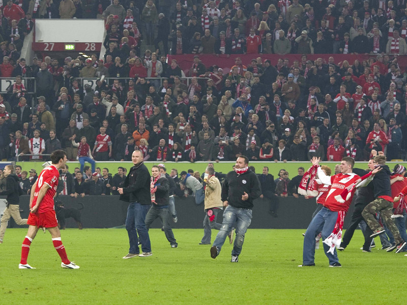 D&#252;sseldorfer Fans fluten den Rasen - obwohl das Relegationsspiel gegen Hertha BSC noch l&#228;uft.