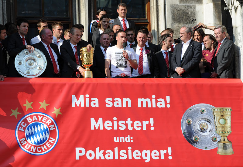 Nach ein paar Anlaufschwierigkeiten spielte der FCB eine herausragende erste Jahresh&#228;lfte 2010, Meistertitel und Pokal durften den Fans pr&#228;sentiert werden. Und van Gaal...