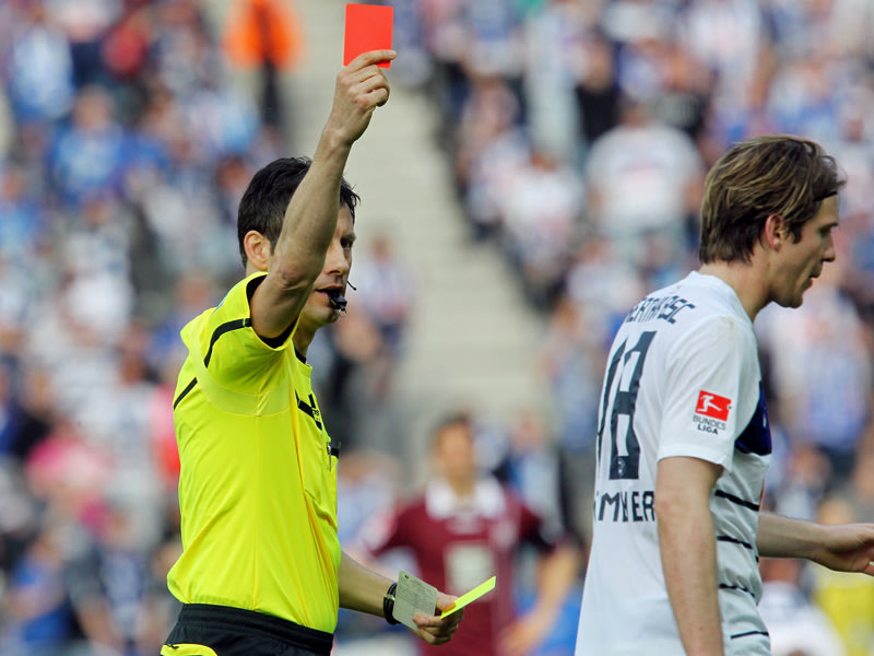 Peter Niemeyer (re.), Referee Wolfgang Stark (li.)