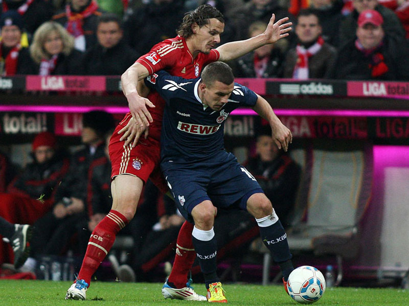 Daniel van Buyten (FC Bayern, links), Lukas Podolski (1. FC K&#246;ln)