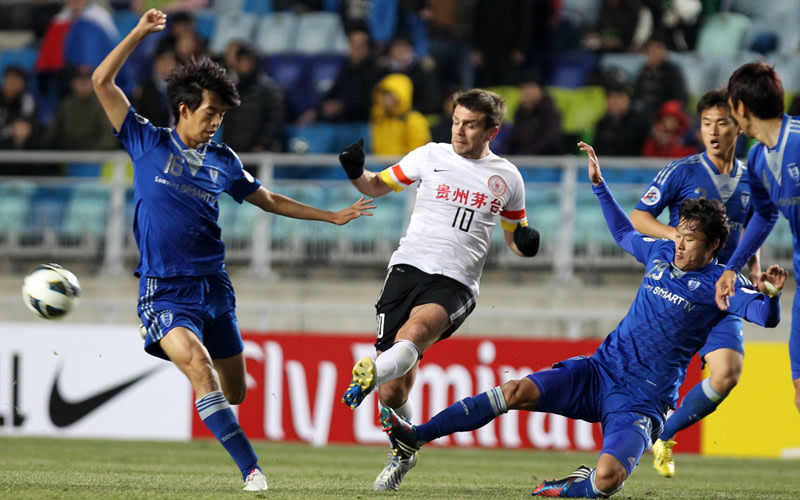 Misimovic in der asiatischen Champions League gegen den s&#252;dkoreanischen Klub Suwon