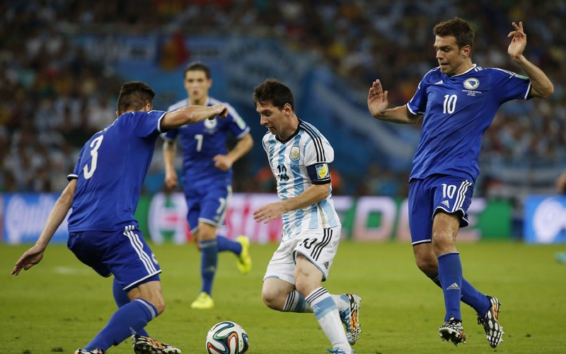 Misimovic bei der WM 2014 gegen Argentiniens Lionel Messi, li. Bicakcic