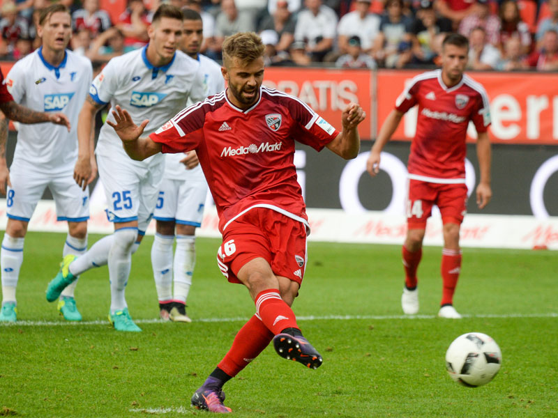 Lukas Hinterseer trifft beim 1:2 im Hinspiel gegen Hoffenheim.