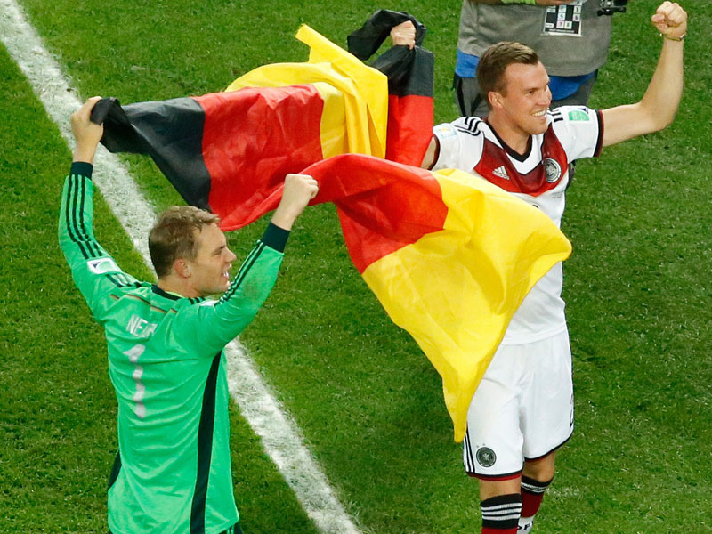 Schalke- und Dortmund-Urgesteine vereint: Manuel Neuer (li.) und Kevin Gro&#223;kreutz feiern gemeinsam.
