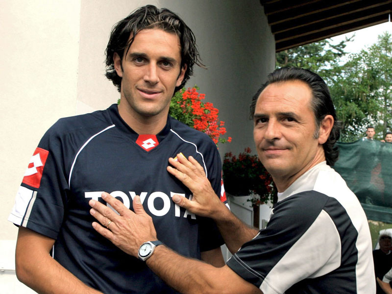 Luca Toni mit Trainer Cesare Prandelli.