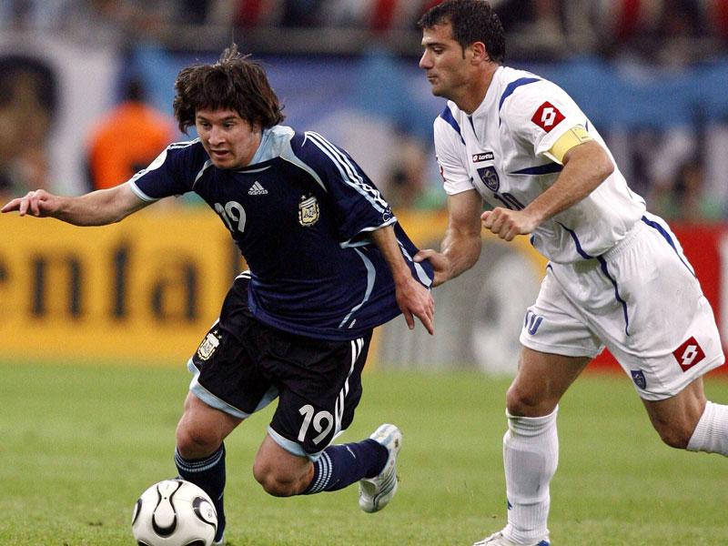Nur per Foul zu stoppen: Messi bei der WM 2006.