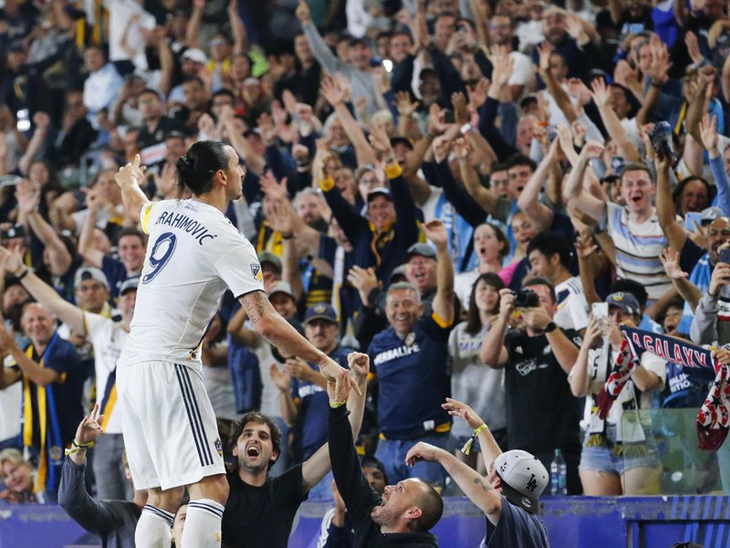 Zlatan Ibrahimovic jubelt mit den Galaxy-Fans