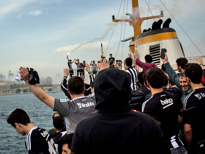 Fans auf dem Schiff in Richtung Vodafone Arena.