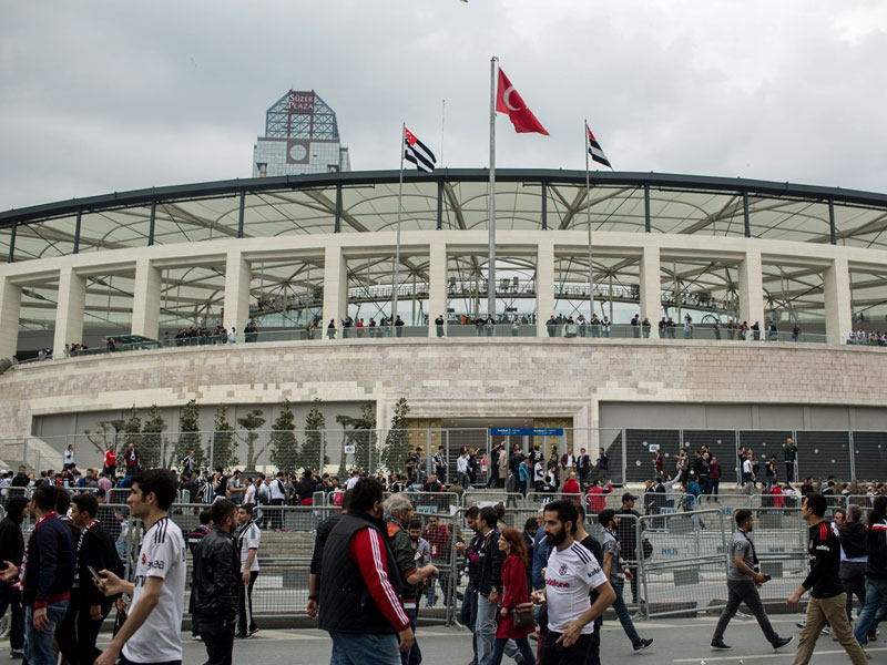 Besiktas-Anh&#228;nger vor der Vodafone Arena