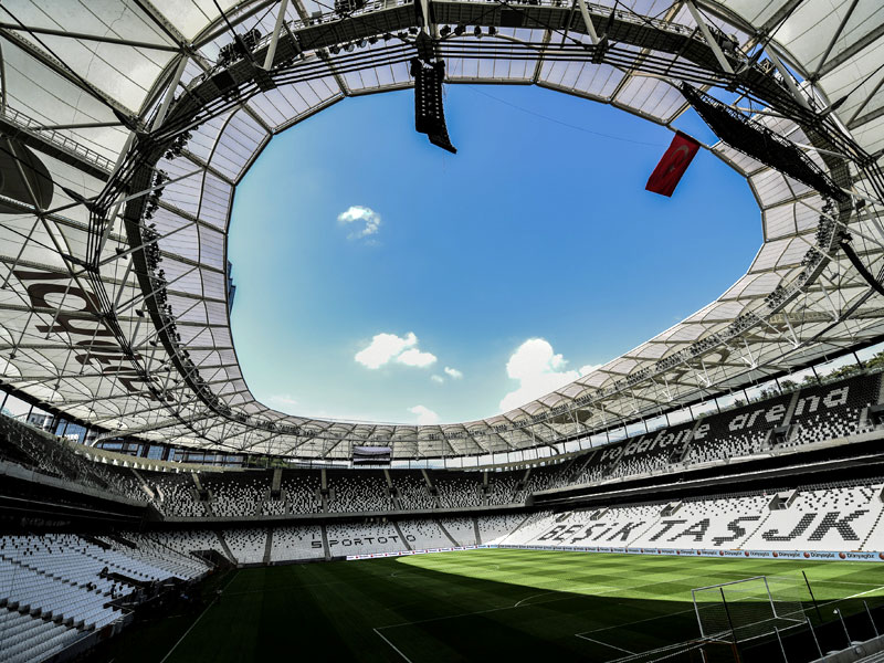 Bei bestem Fu&#223;ballwetter wartet die Vodafone Arena auf ihre Einweihung.