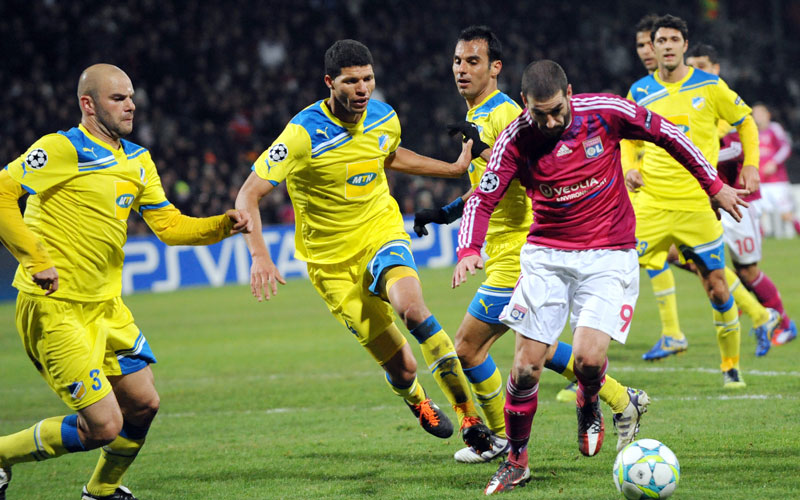 Lisandro Lopez gegen vier APOEL-Verteidiger.