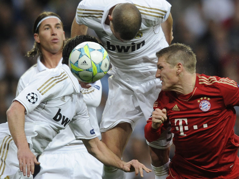Pepe &#252;berspringt im Kopfballduell Bastian Schweinsteiger und den kopflosen Xabi Alonso. Sergio Ramos schaut zu.