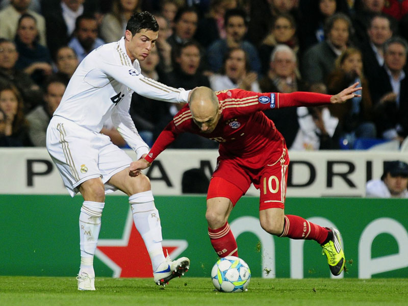 Arjen Robben luchst Cristiano Ronaldo den Ball ab.