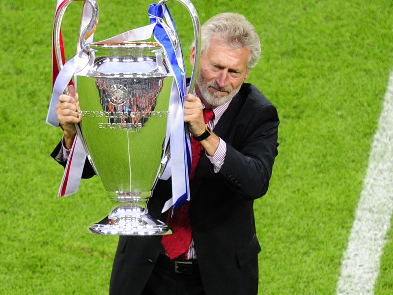 Keinem Geringerem als Paul Breitner war es vorbehalten, den Pokal ins Stadion zu tragen. 