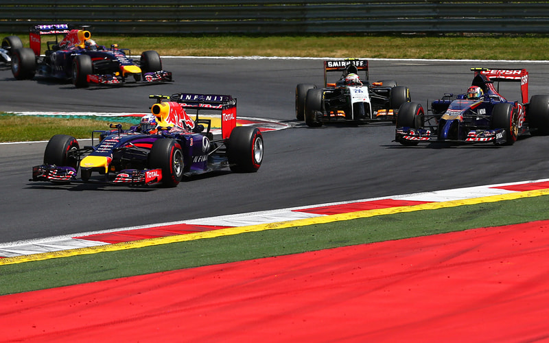 Daniel Ricciardo hielt als einziger das F&#228;hnchen des Hauptsponsors hoch. Vettel, Kvyat und Vergne mussten allesamt die Segel streichen.