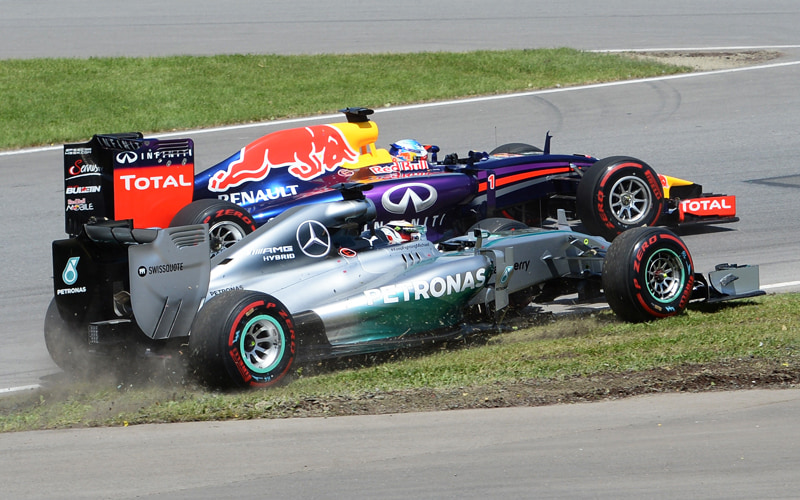 Schon kurz nach dem Start kam Hamilton im Zweikampf mit Vettel von der Strecke.