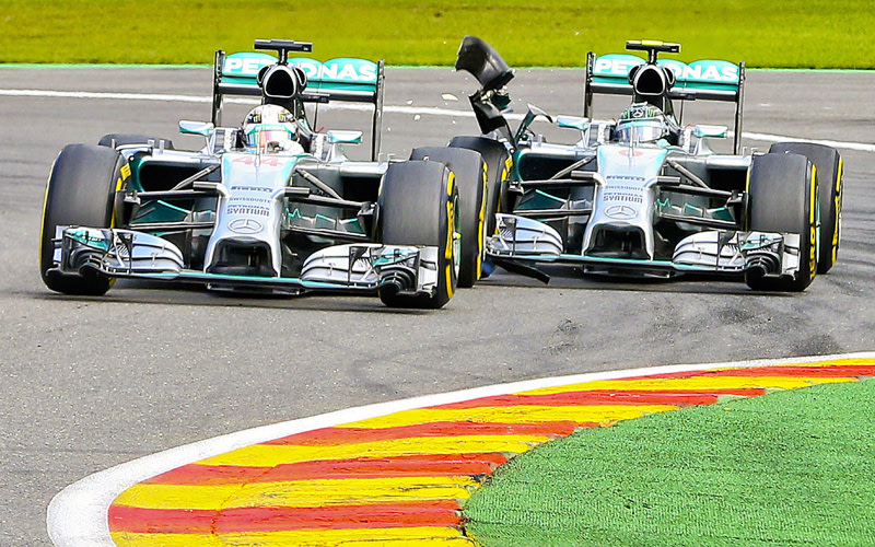 Jetzt knallt es richtig. Rosberg kracht Hamilton in Runde zwei ins Auto und schlitzt ihm ein Hinterrad auf. 
