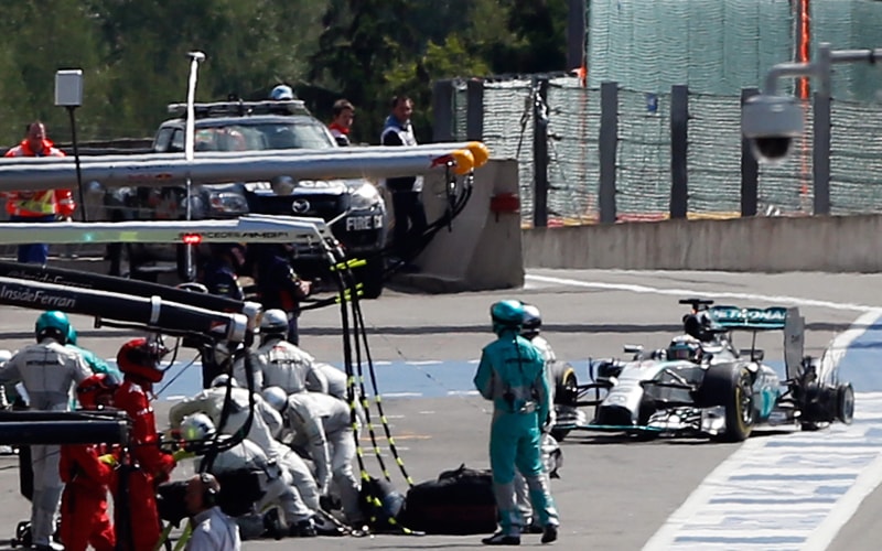 Hamilton steuert auf der Felge fahrend die Mercedes-Box an.