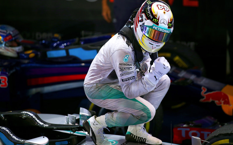 Hamilton ist beim Nachtrennen nicht zu schlagen, auch weil Rosberg wegen eines Elektronik-Problems am Lenkrad leer ausgeht. Hamilton &#252;bernimmt auch wieder die WM-Spitze.