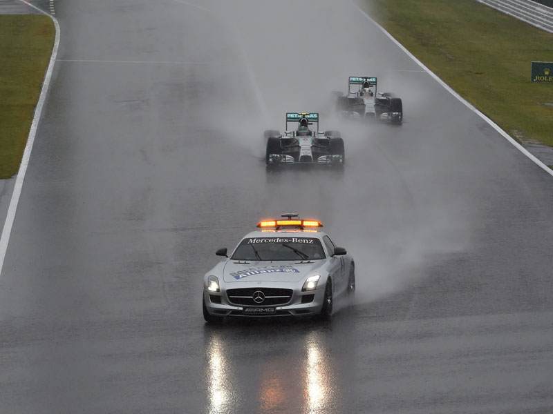 Hamiltons Erfolg im Regenchaos von Suzuka vor Rosberg wird von Jules Bianchis schwerem Unfall &#252;berschattet.