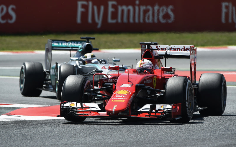 Lange Zeit lieferten sich Vettel im Ferrari und Mercedes-Pilot Hamilton einen tollen Fight, am Ende hatte der Brite die Nase vorne.  