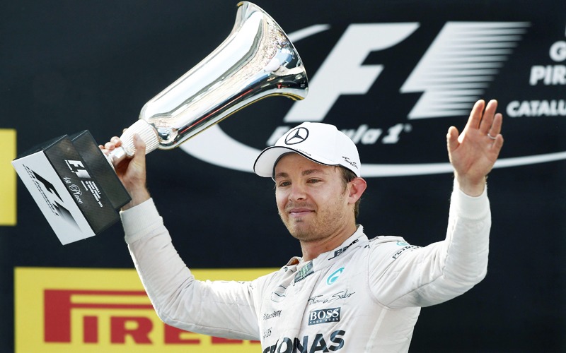 Rosberg pr&#228;sentiert den Siegerpokal, wirkt aber etwas m&#252;de. 